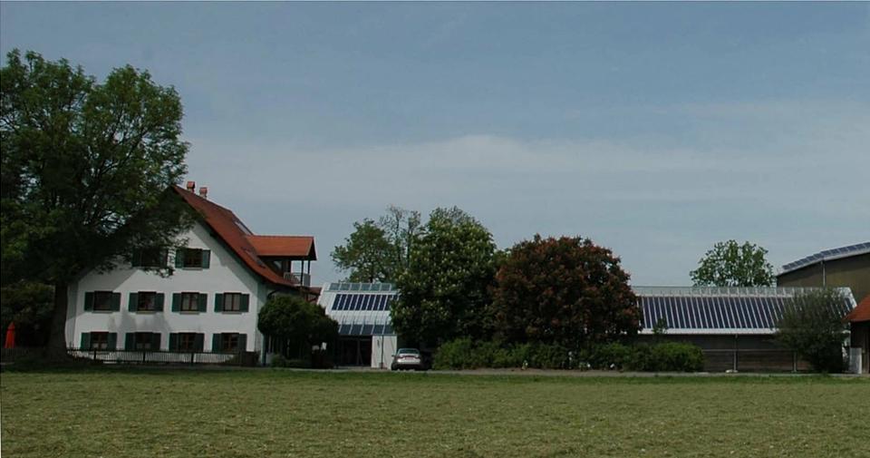 Der Hof der Reitsportanlage Haldau mit Wohnhaus und Scheune, von der Wiese aus gesehen